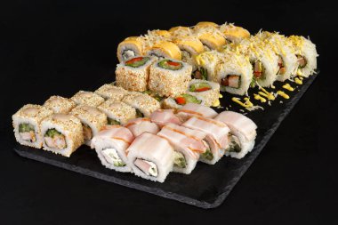 Asya mutfağı, lezzetli suşi, siyah arka planda suşi, siyah arka planda ağ.