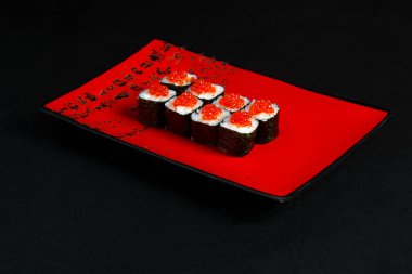 Asya mutfağı, lezzetli suşi, siyah arka planda suşi, siyah arka planda ağ.