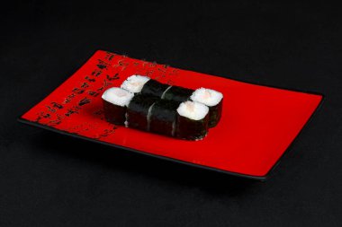 Asya mutfağı, lezzetli suşi, siyah arka planda suşi, siyah arka planda ağ.