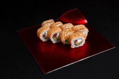 Asya mutfağı, lezzetli suşi, siyah arka planda suşi, siyah arka planda ağ.