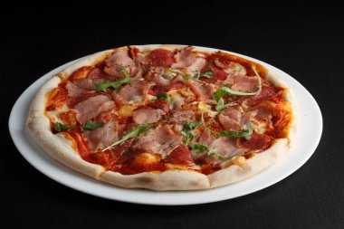 Arka planda güzel kokulu ve sıcak bir pizza.