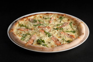 Arka planda güzel kokulu ve sıcak bir pizza.