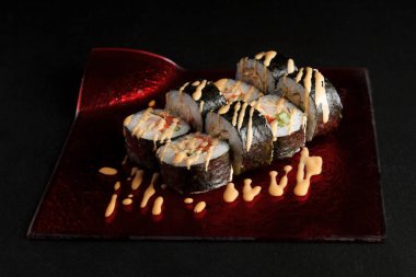 Asya mutfağı, lezzetli suşi, siyah arka planda suşi, siyah arka planda ağ.,