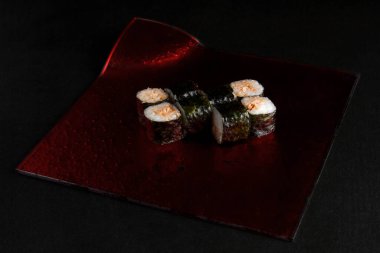 Asya mutfağı, lezzetli suşi, siyah arka planda suşi, siyah arka planda ağ.,