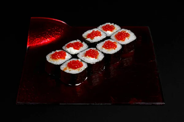 Ασιατική Κουζίνα Πιάτο Νόστιμο Σούσι Σούσι Μαύρο Φόντο Ρολό Δίχτυ — Φωτογραφία Αρχείου
