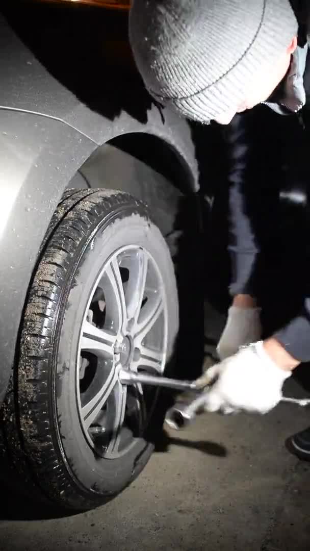 Vidéo Verticale Mécanicien Dévisse Les Écrous Avec Une Clé Chocs — Video