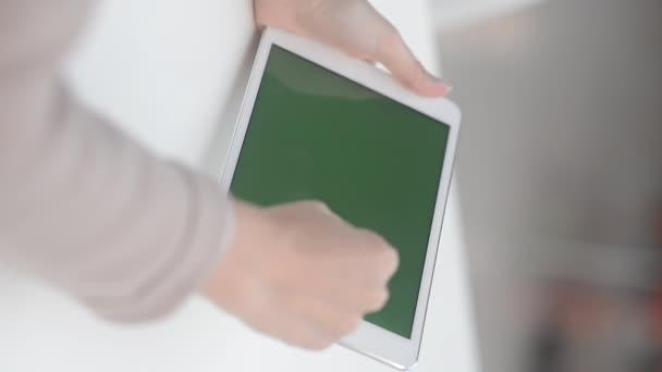 Schermo Verde Chiave Cromatica Del Computer Tablet Business Man Holding — Video Stock