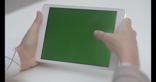 Pantalla Verde Vídeo Vertical Tecla Croma Tablet Computer Hombre Negocios — Vídeo de stock