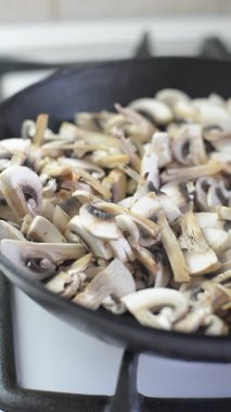 Sıcak, siyah bir tavada kızarmış şampiyonlar..