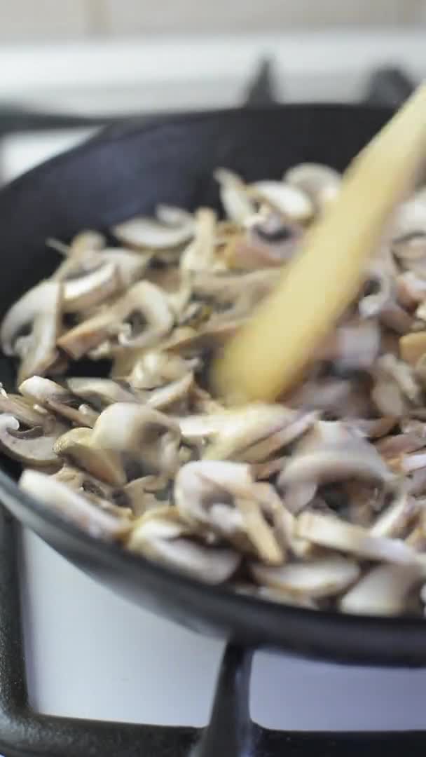 Vertical Video Fried Champignes Hot Black Frying Pan Stir Fried — Stock Video