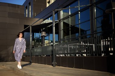 Şirket fotoshoot 'u için vesikalık fotoğraf çeken kadın patron, iş yerindeki başarılı kadın, metin ve metin için alan