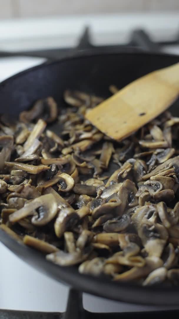 뜨거운 프라이팬에 비디오 프라이 폴리노를 넣는다 버섯에 소금을 붓는다 — 비디오