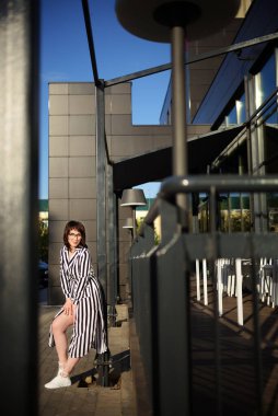 Şirket fotoşopu için poz veren kadın patron, işyerinde kendine güvenen başarılı bir kadın.