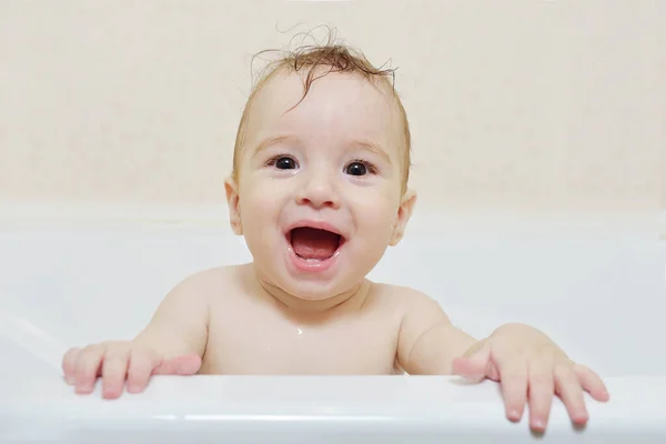 Mojado Niño Entrega Baño Tiempo Para Chapuzón Bañera Bebé Feliz — Foto de Stock