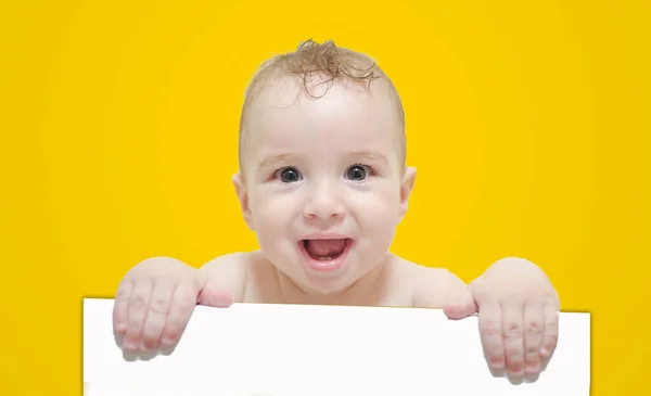 Molhado Garoto Engraçado Feliz Banheira Segurando Pedaço Papel Vazio Com — Fotografia de Stock