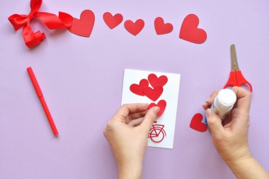 DYI ustası - Sevgililer Günü için kart hazırlama sınıfı. Cetvel tahtasıyla albüm yapmak, kırmızı bisiklet ve kalp kesmek. El aletleri ve malzemeler. Adım adım talimatlar. Kendiniz yapın. 9. adım.