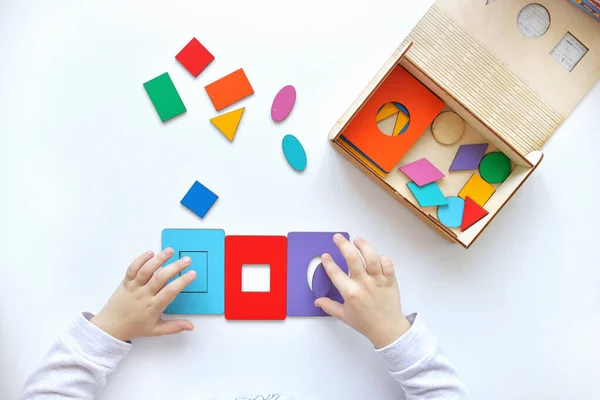 Farben Und Formen Lernen Holzspielzeug Für Kinder Das Kind Sammelt — Stockfoto