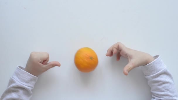 Kinderhände Schälen Die Mandarine Nahaufnahme Waagerecht Die Idee Ist Eine — Stockvideo