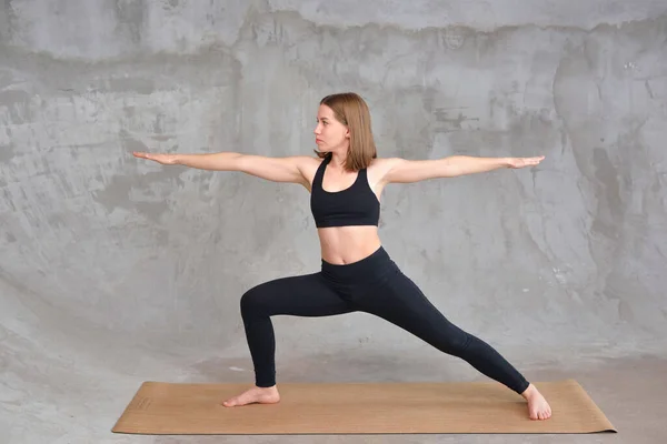 Joven Mujer Atractiva Practicando Yoga Pie Guerrero Ejercicio Virabhadrasana Pose — Foto de Stock