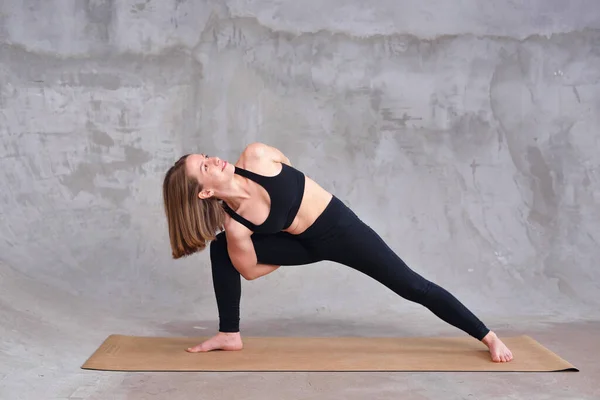 Mujer Joven Con Ropa Deportiva Negra Practicando Yoga Haciendo Ejercicio — Foto de Stock