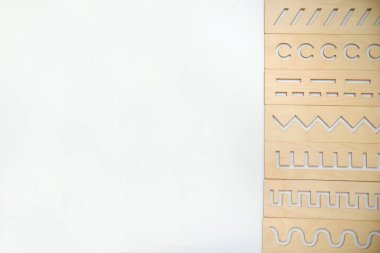 Gelişmekte olan hükümdarlar Montessori tarafından anaokulu öğrencileri için taklit edilir. Bir çocuğun elini yazıya hazırlama konsepti.