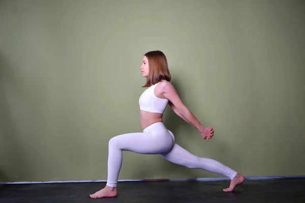 Hermosa Joven Morena Con Ropa Deportiva Blanca Practicando Yoga Atractiva — Foto de Stock