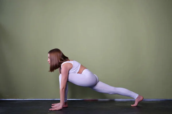 Güzel Kahverengi Saçlı Beyaz Spor Kıyafetleri Giyen Yoga Yapan Modern — Stok fotoğraf