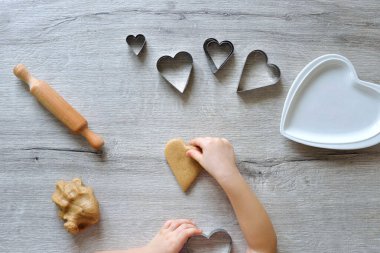 Aileler için Sevgililer Günü için çocuklardan zencefilli ekmek yapıyor. 4-14 yaş arası çocuklar için yemek pişirme eğitimi. İyi motor becerilerin erken gelişimi. Adım adım. 5. Adım Yukarıdan görünüm