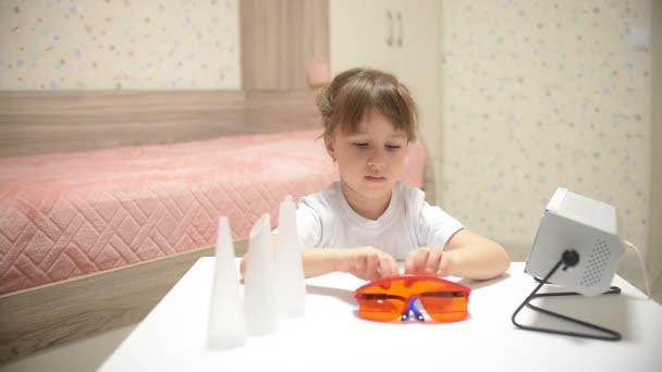 Fille Porte Antibactérien Ultraviolet Rouge Lunettes Quartz Lampe Arrière Plan — Video