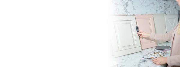 Banner Home geliştirme konsepti. Tasarımcı kız vitrindeki mobilyaların ön cephelerini ve kollarını seçiyor. Mobilya endüstrisinde dekorasyon tahtaları. Madde örnekleri seçiliyor.