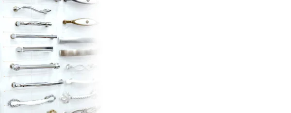 Большой Выбор Деталей Шкафов Белом Фоне Витрины Магазина Образцы Металлических — стоковое фото