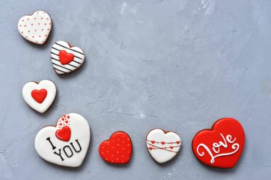 Sevgililer Günü kurabiyeleri Ultimate Gray arka planı, üst görünüm. Mesaj için yer var. Lezzetli ve tatlı, kremayla kaplı güzel desenli zencefilli ekmek.