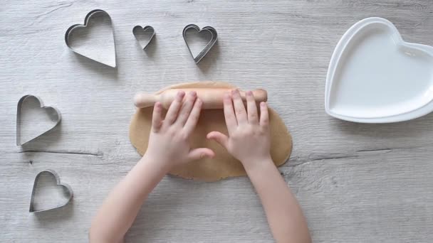 Dětské Ruce Rozválejí Těsto Diy Dělá Perník Dítěti Valentýna Pro — Stock video
