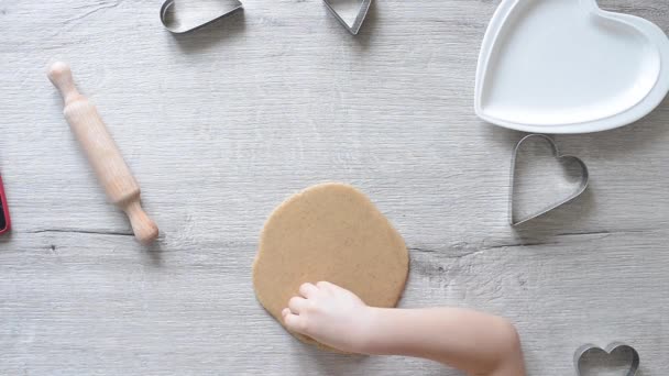 Baby Pennen Maakt Hartvormige Koekjes Diy Het Maken Van Peperkoek — Stockvideo