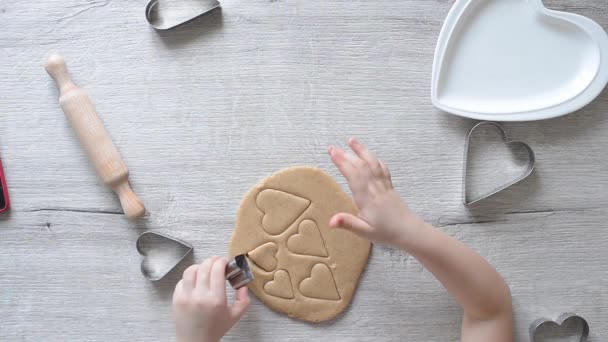 Bayi Pena Membuat Kue Berbentuk Hati Diy Membuat Roti Jahe — Stok Video