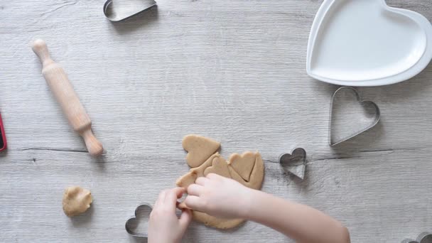 Baby Pera Odstraňuje Nadbytečné Těsto Aby Srdce Sušenky Diy Dělat — Stock video