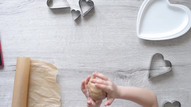 Ręce Dzieci Ugniatają Ciasto Ciasteczka Diy Robi Pierniki Dla Dzieci — Wideo stockowe