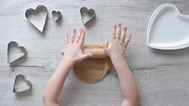 Дитячі Руки Викачують Тісто Дії Роблять Імбирні Пряники Дитиною День — стокове відео