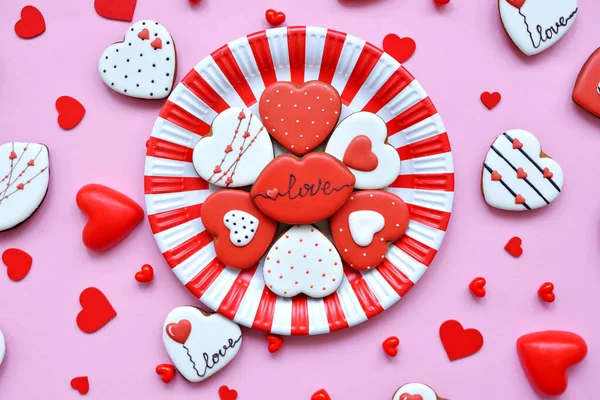 Lebkuchen Herzform Liegen Auf Einem Rot Weißen Teller Süße Süßigkeiten — Stockfoto
