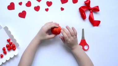 Sevgililer Günü için boncuklu bilezik kalbi için makas ipiyle kesilmiş bebek kalemleri. El yapımı bebek dekorasyonu. El işi konsepti. Adım 2 Düzen, Üst Görünüm.