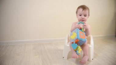 Tatlı çocuk, tuvalet eğitimi, tencerede çıplak oturan bebek. Tuvalet eğitimi kavramı