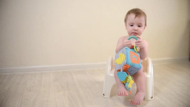 Tatlı Çocuk Tuvalet Eğitimi Tencerede Çıplak Oturan Bebek Tuvalet Eğitimi — Stok video