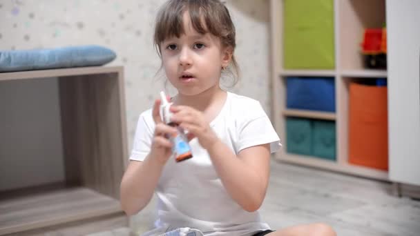 Κορίτσι Ρίχνει Αλμυρό Θαλασσινό Νερό Στη Μύτη Της Και Βγάζει — Αρχείο Βίντεο