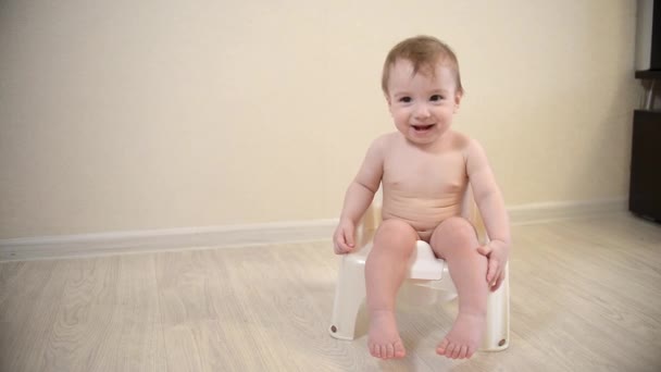 Niedliche Kleinkind Junge Töpfchen Training Baby Sitzt Nackt Auf Dem — Stockvideo