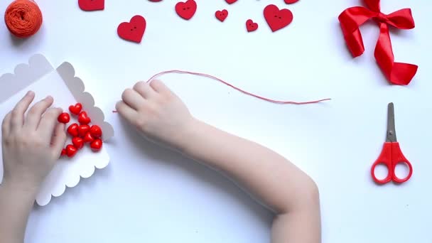 Diy Baby Pennen Koord Rode Kralen Harten Snaren Voor Valentijnsdag — Stockvideo