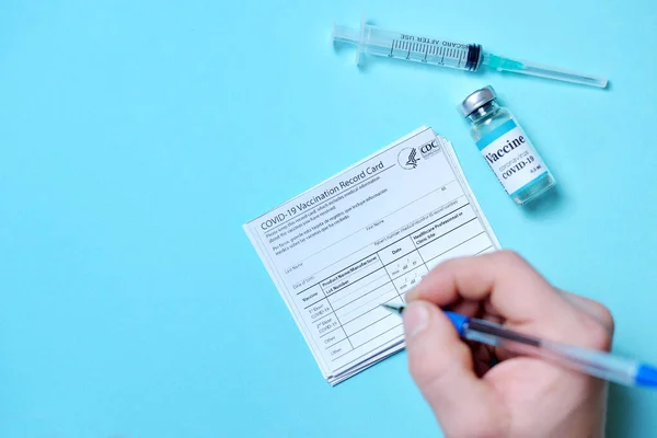 Doctor Hand Filling Out Vaccination Passport Immune Passport Certificate Travel — Stock Photo, Image