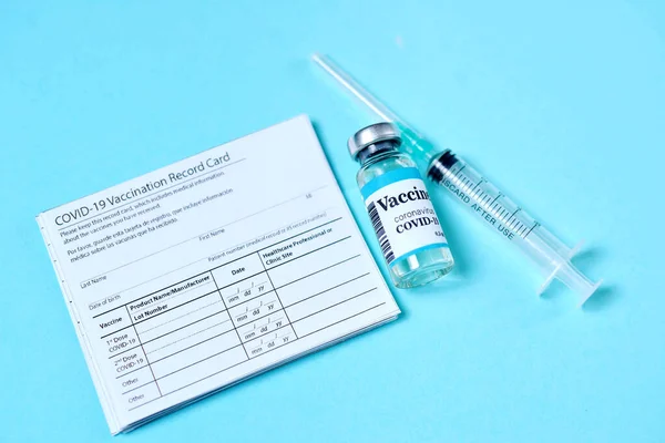 Dokunulmaz pasaport ya da seyahat konsepti sertifikası. 2019-ncov Covid-19 Corona Virüsü ilaç aşısı ilaç şişesi şırınga enjeksiyonu. SARS-CoV-2 Aşılama, Aşılama