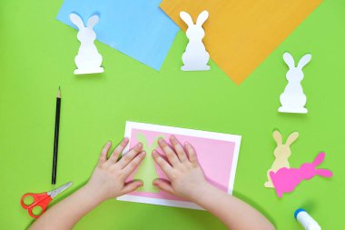 DIY ve çocukların yaratıcılığı. Adım adım: Tavşanlı bir Paskalya kartı oluştur. Çocuklar el yapımı Paskalya gemisi. Üst görünüm Adım 7 Tavşanı kartpostala yapıştır.