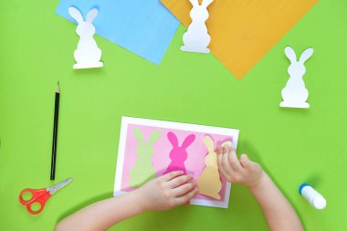 DIY ve çocukların yaratıcılığı. Adım adım: Tavşanlı bir Paskalya kartı oluştur. Çocuklar el yapımı Paskalya gemisi. Üst görünüm Adım 8 renkli tavşanların kalan boşluklarını karta yapıştır.