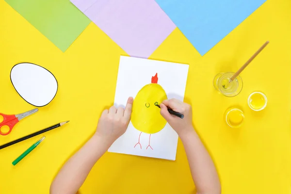 Diy和孩子的创造力 一步一步 用鸡肉做一张复活节卡片 孩子们手工制作的复活节工艺品 头像步骤7 用黑色的毛笔画小鸡的眼睛 — 图库照片